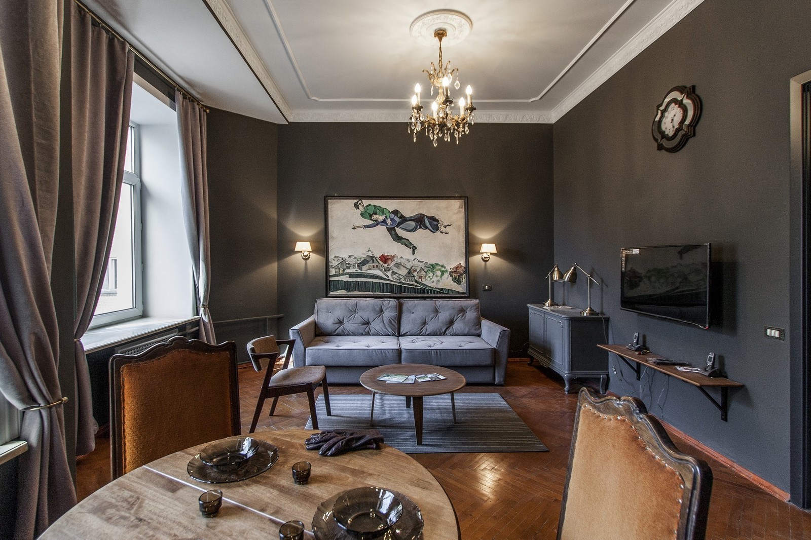 Неоклассика в чёрно-серых тонах.