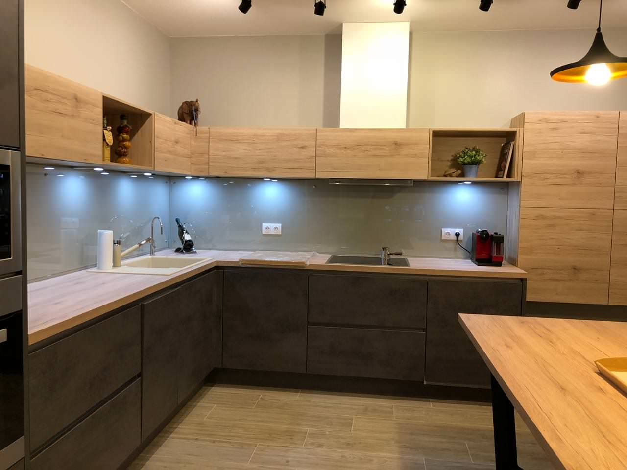 Кухня для семейной пары с двумя детьми.