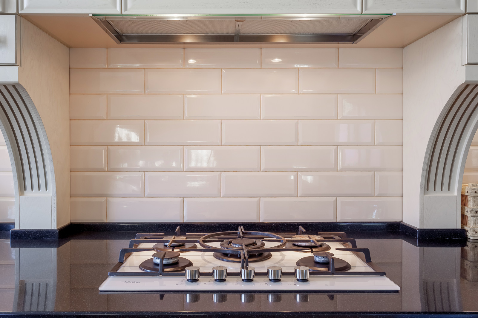 Кухня с порталом в частный дом г. Краснодар и массива ясеня