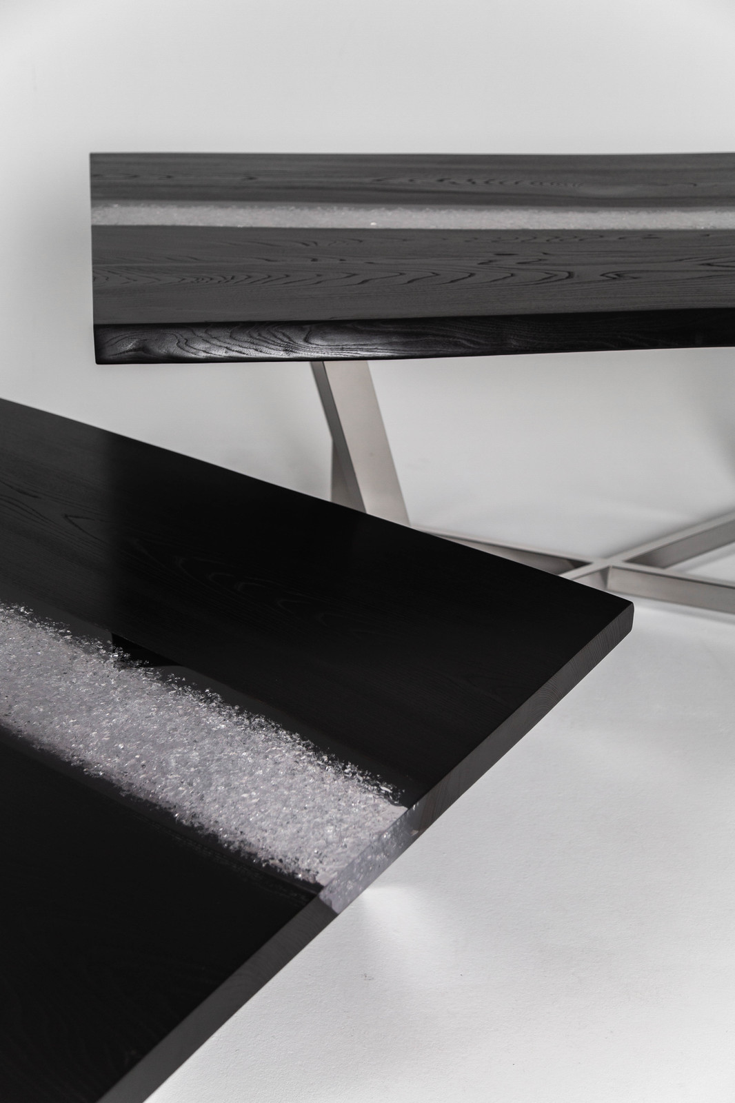 Стол-река из черного ясеня Black Diamond