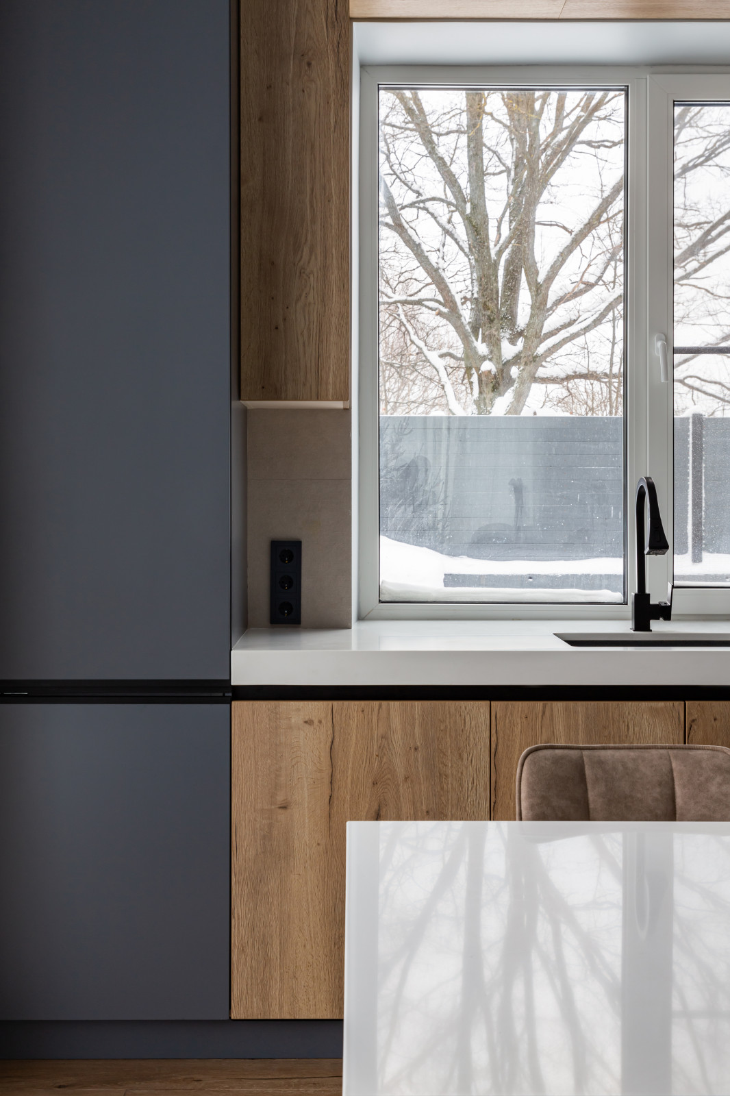 Современная кухня в загородный дом