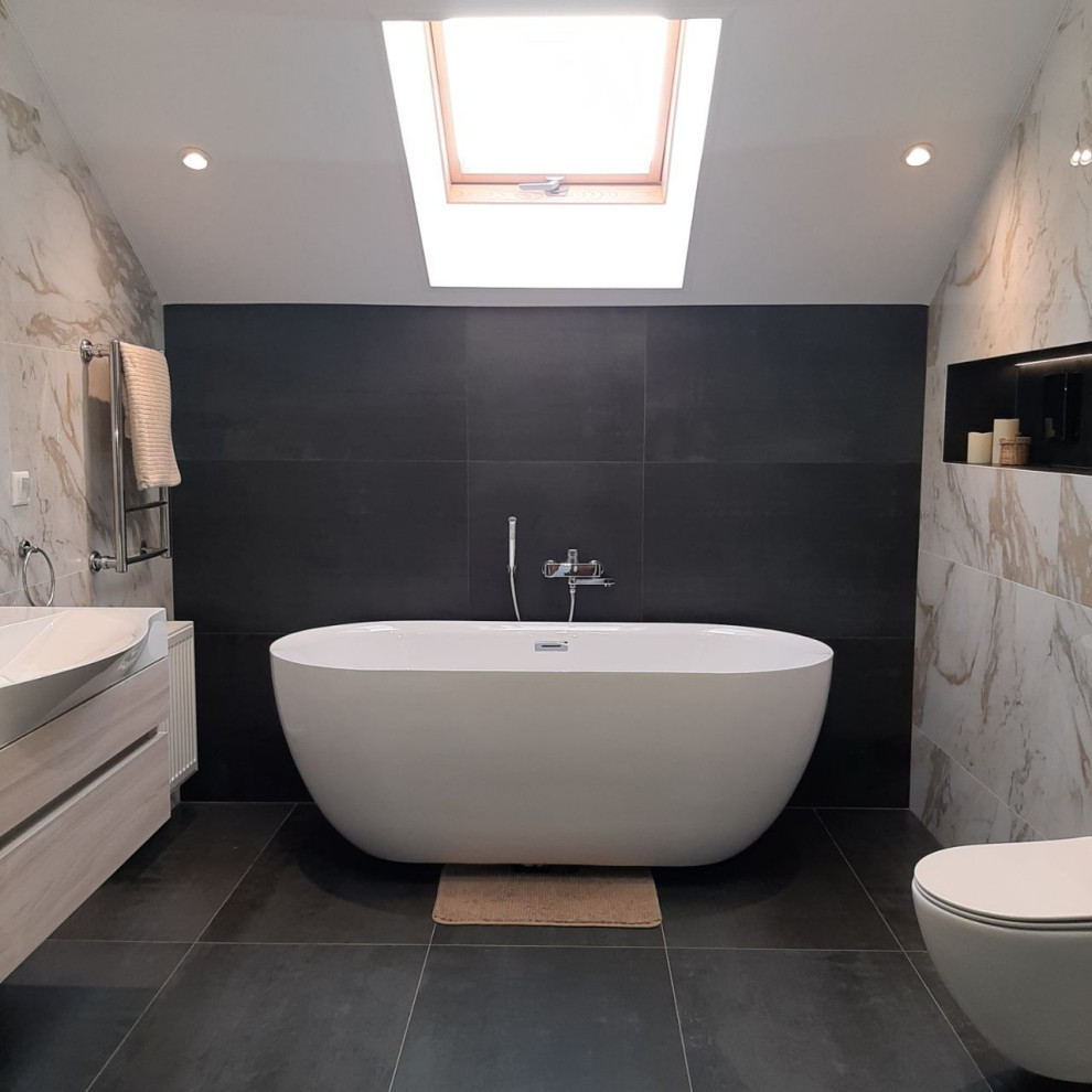 Ванная с мансардным окном