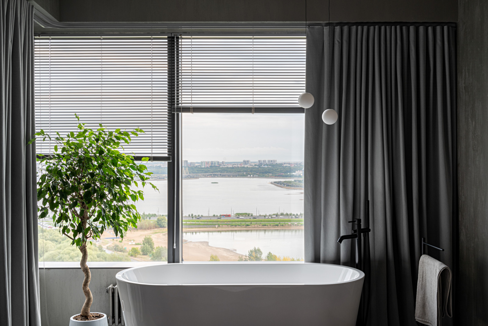 Бетонная квартира с ванной у окна