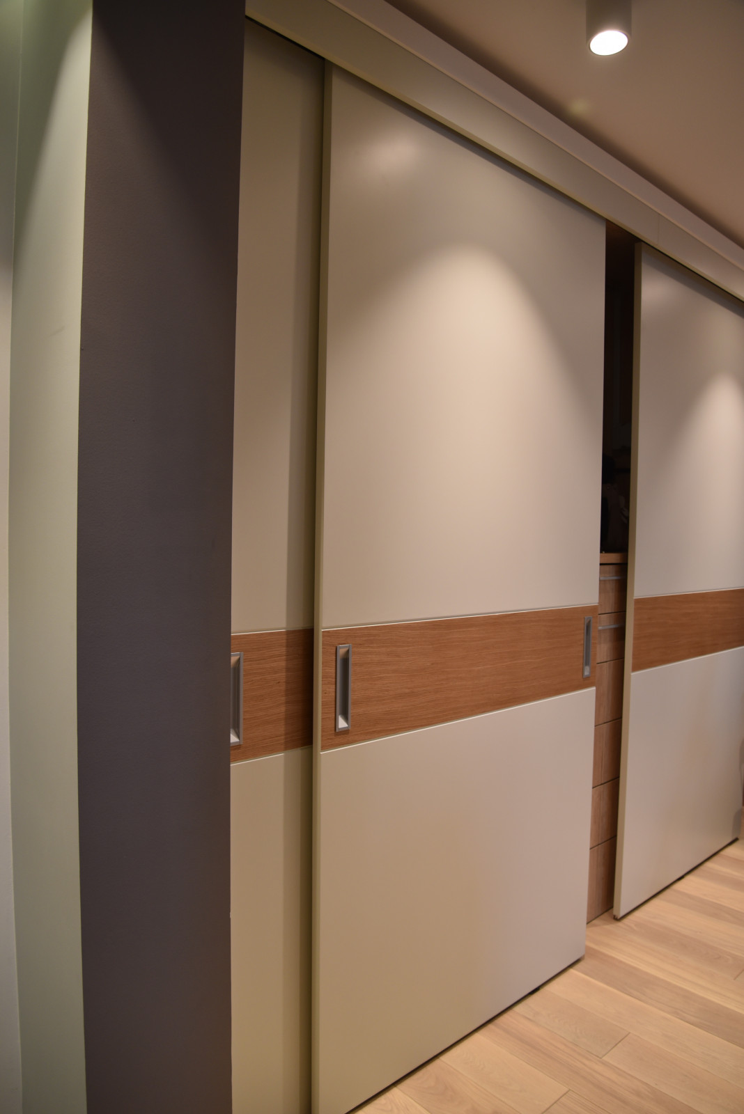 Встроенный шкаф в нишу.