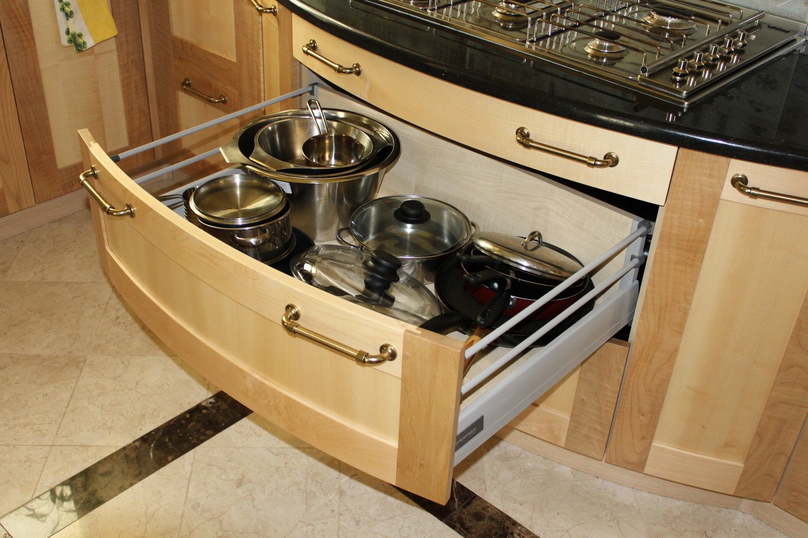 Кухня с кленовым фасадом и всякими хитростями