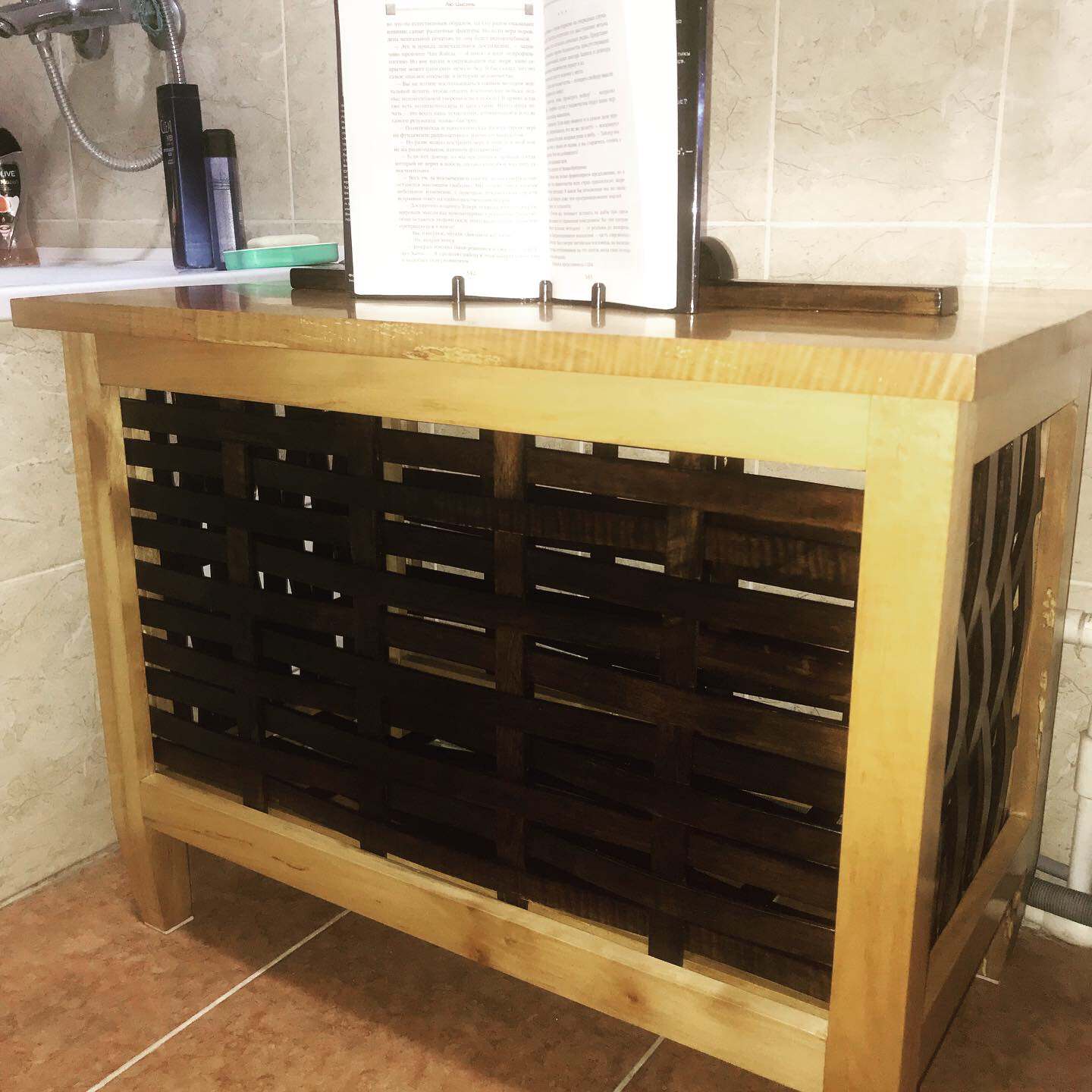 Корзина в ванную для белья. С полкой для книги и не только.