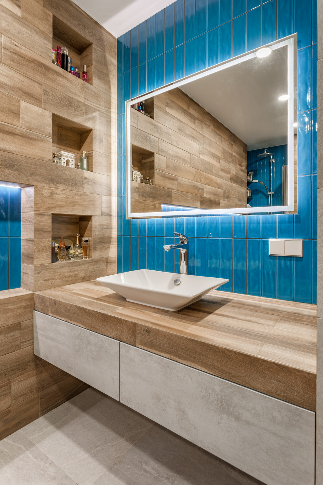 Современная ванная комната с душевой