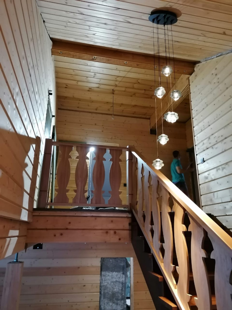 Деревянная лестница с необычным ограждением