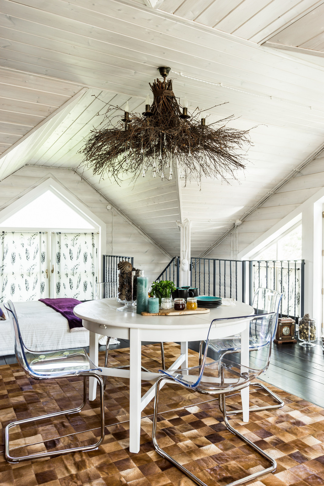 Черно-белая баня с яркими акцентами