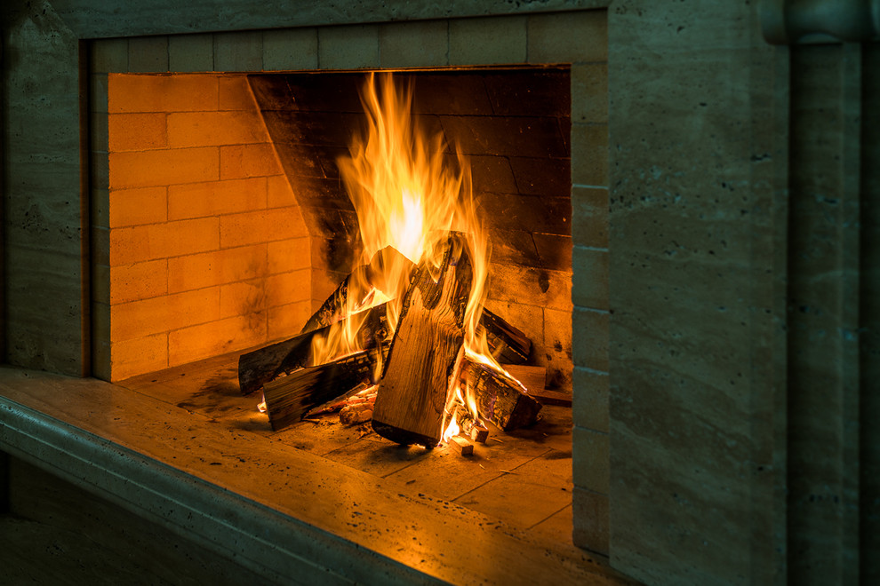 Обложка проекта: Камин из травертина в загородном доме.