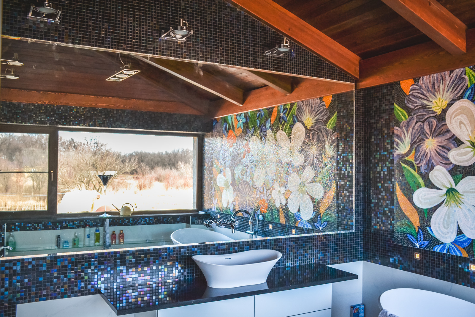 Загородный дом с лестницей-водопадом