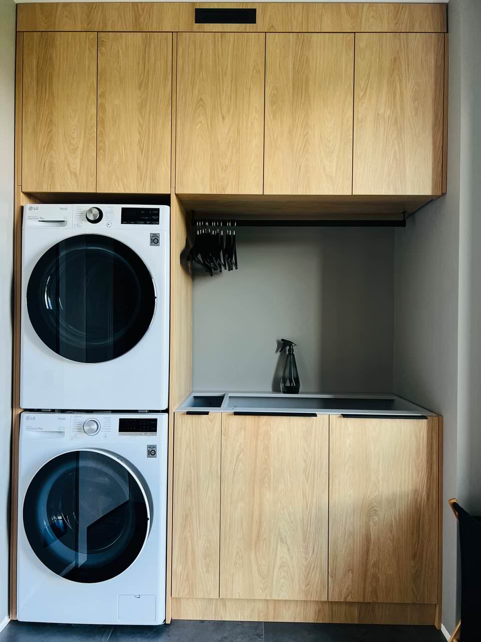 Серая кухня с винным шкафом в острове