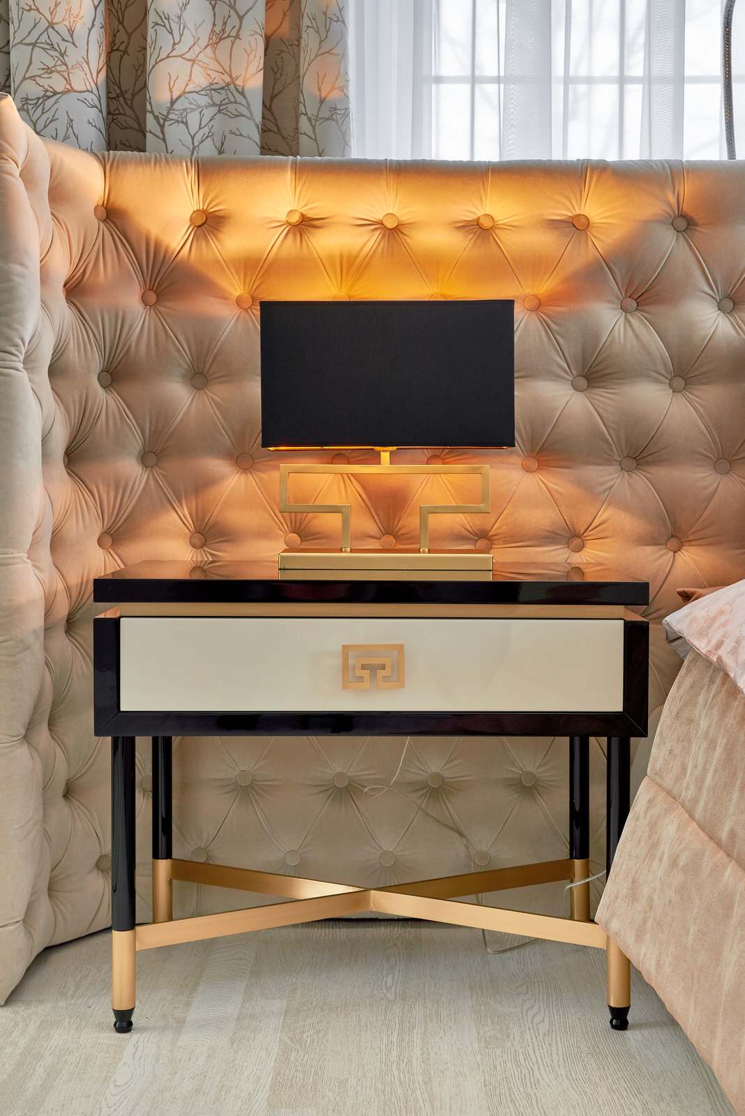 Яркий, роскошный, искрящийся.