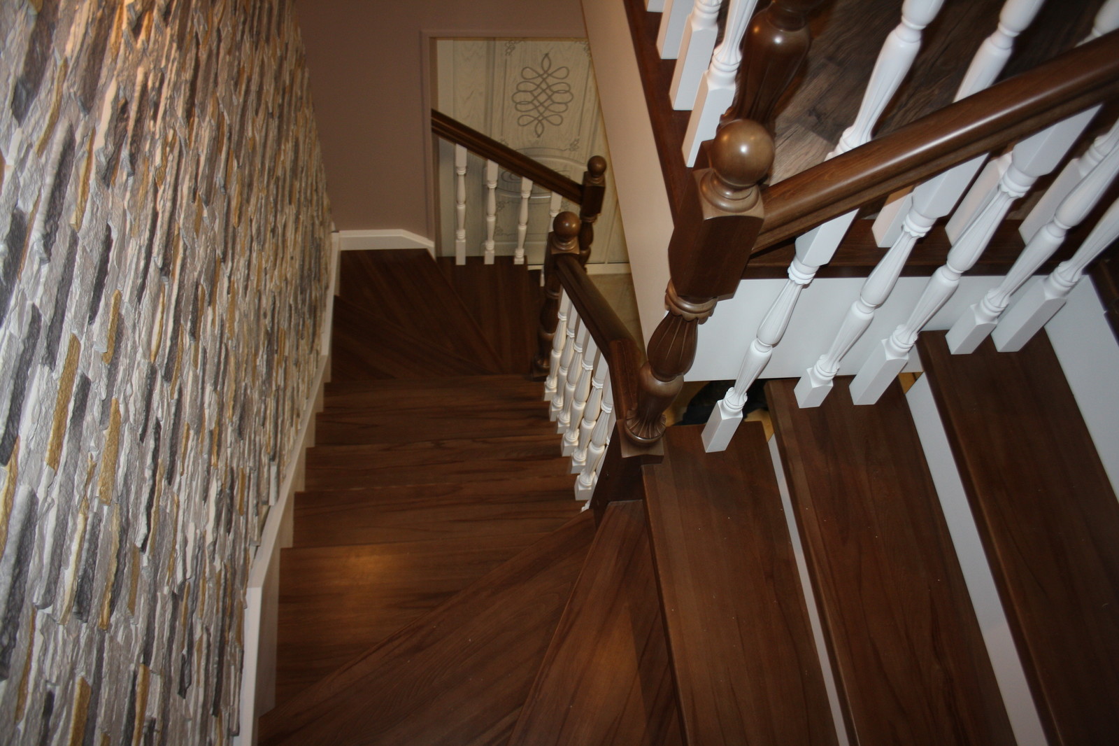 Лестница из бука с контрастной покраской