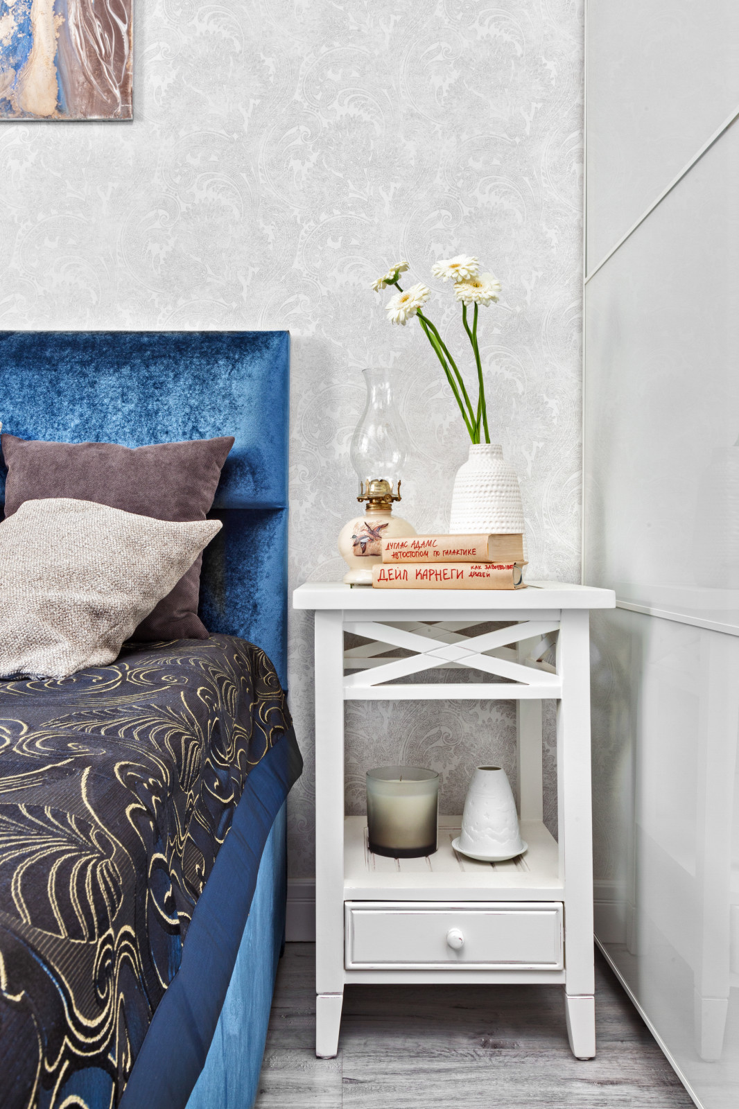 Прикроватная тумбочка