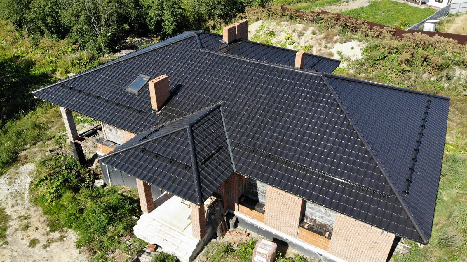 Смонтировали керамическую черепицу Nelskamp