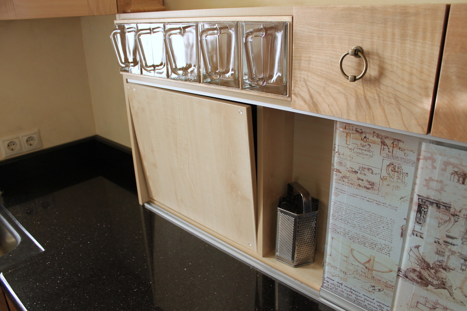 Кухня с кленовым фасадом и всякими хитростями