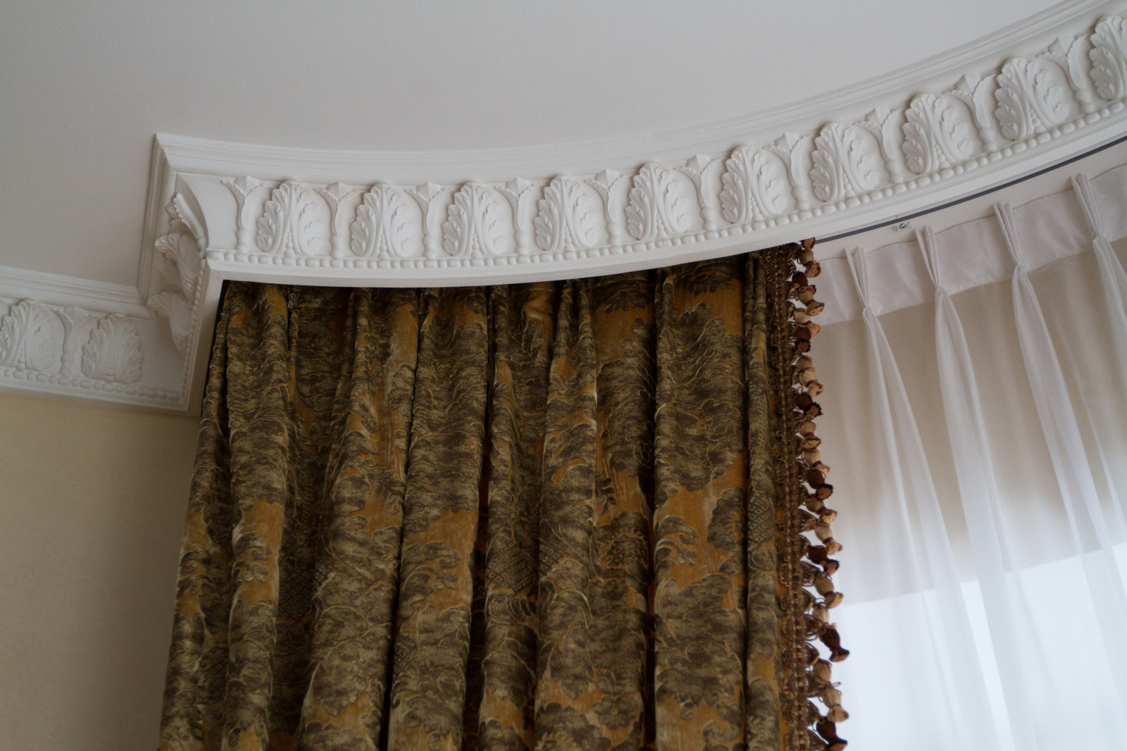 Гипсовая лепнина в загородном доме