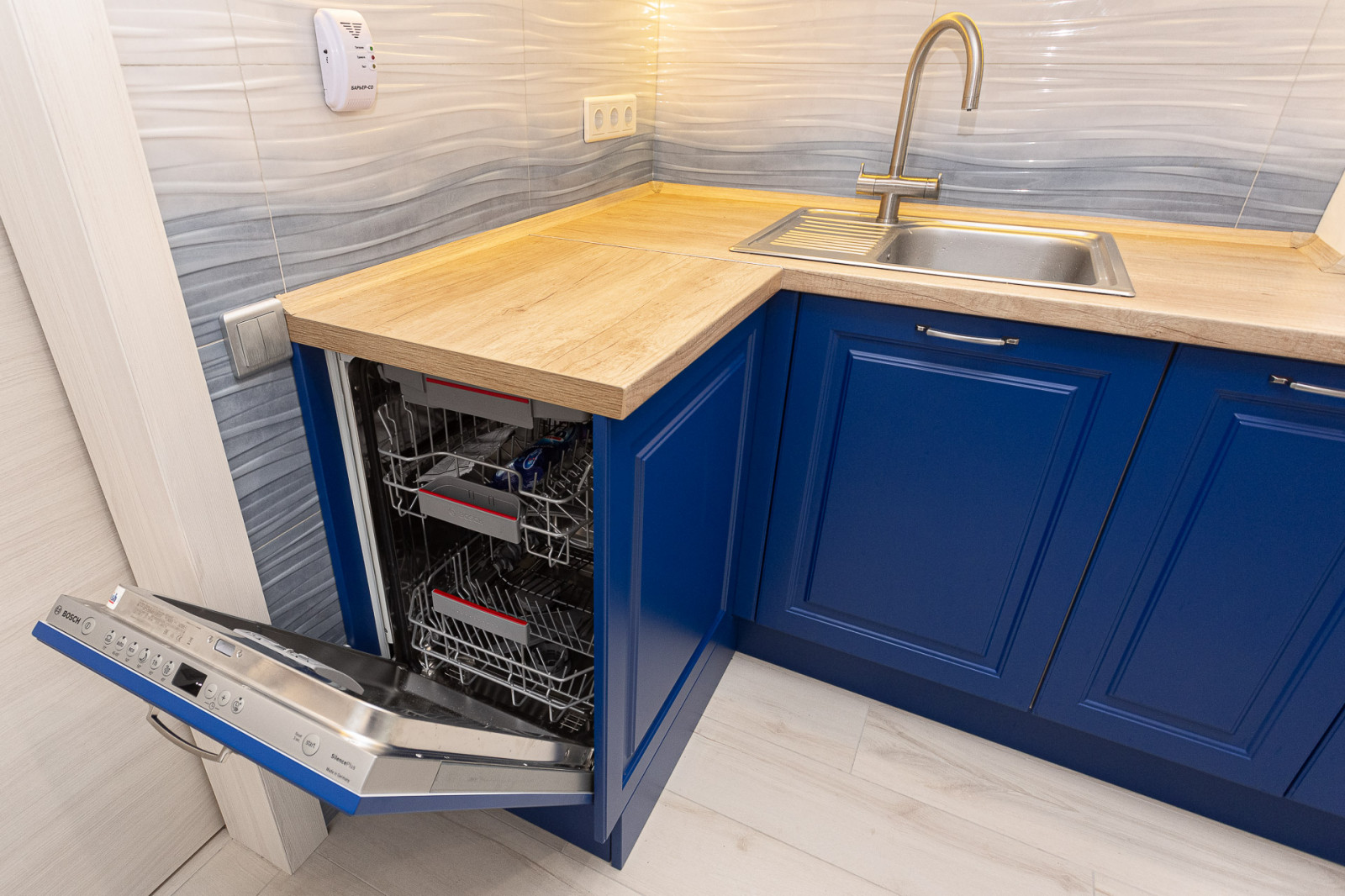 Белая кухня в стиле неоклассика