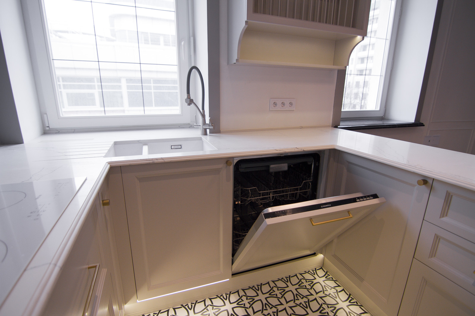 П-образная кухня с барной стойкой в сером цвете