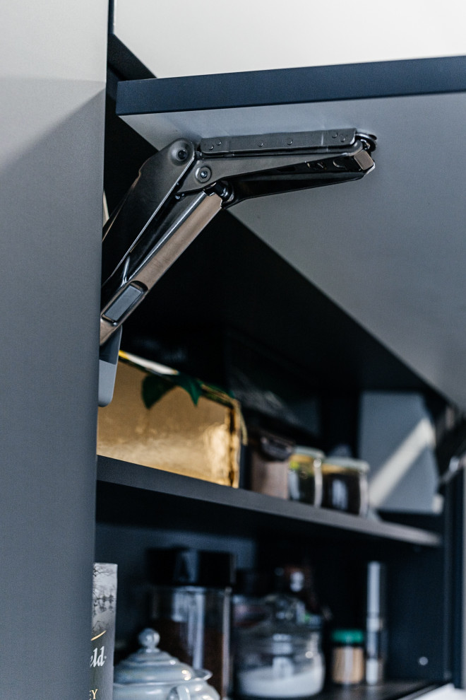 Угловая кухня с фасадами Fenix