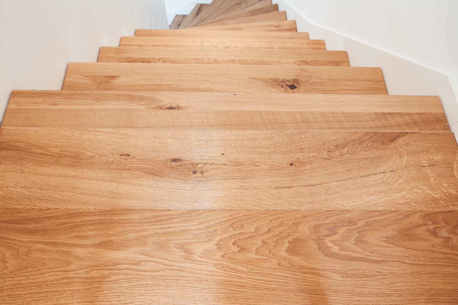 лестница из дуба с белой балюстрадой