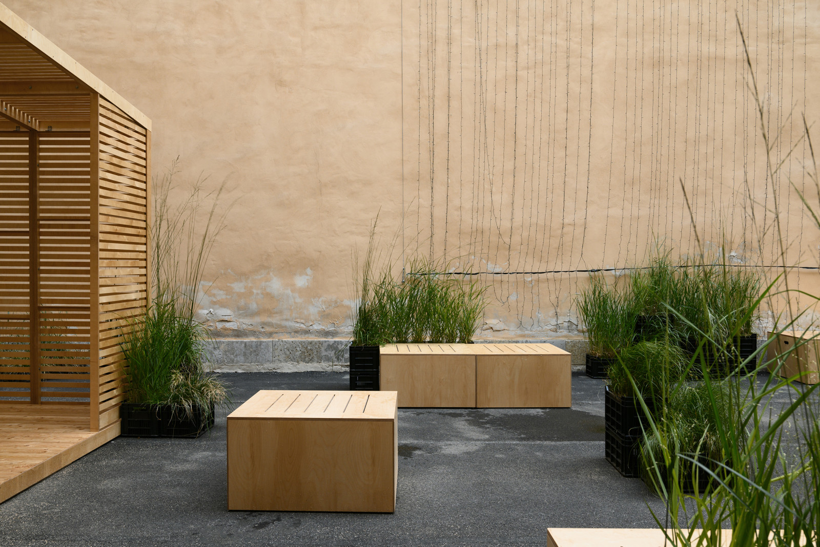 Беседка и модульные сидения из фанеры