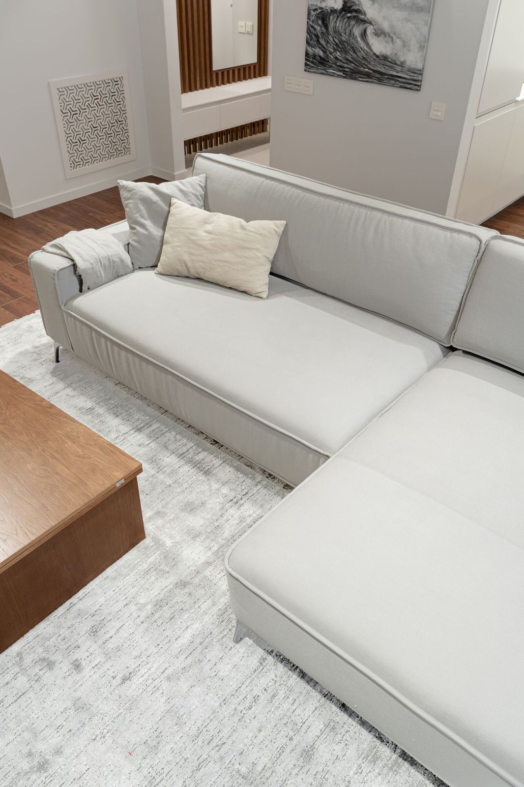 Серый диван