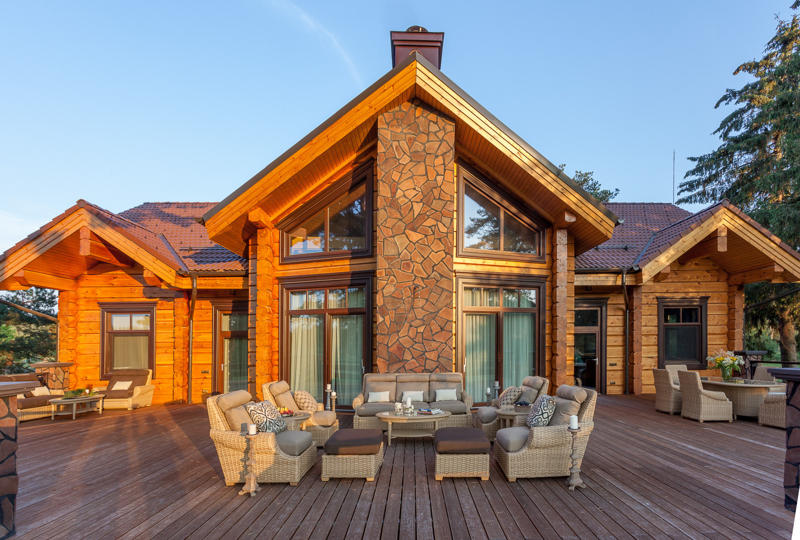 Деревянный дом в классическом стиле