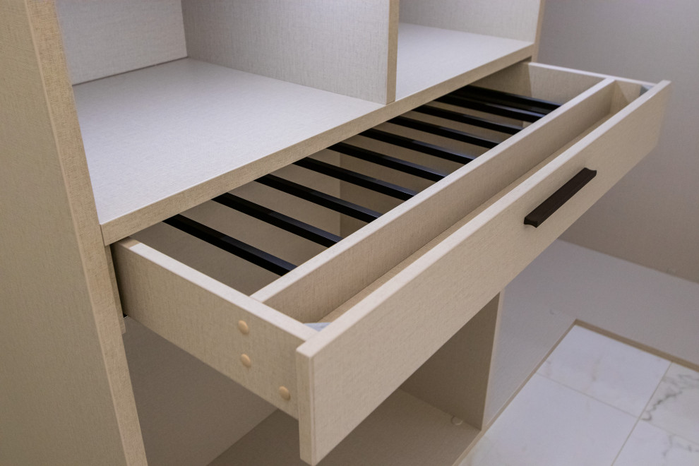 Выдвижная брючница