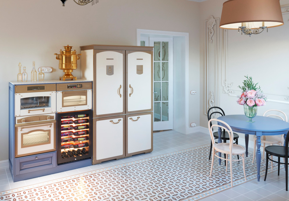 Кухня в пятикомнатной квартире в старом фонде в Санкт-Петербурге