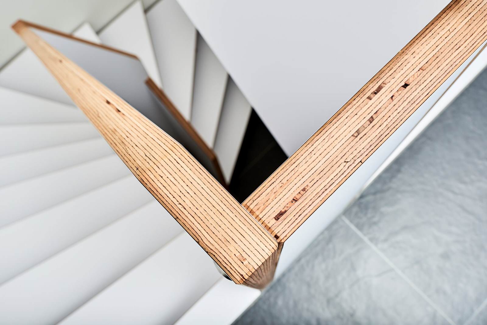 Больцевая лестница из панели BauBuche с белой матовой поверхностью