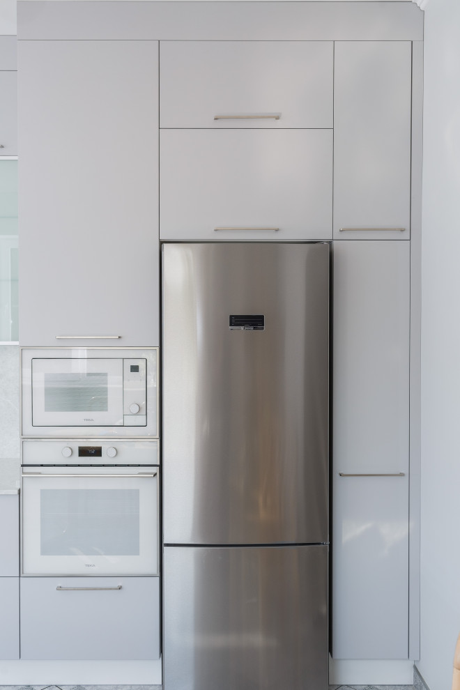 Кухня в современном стиле с каменной столешницей