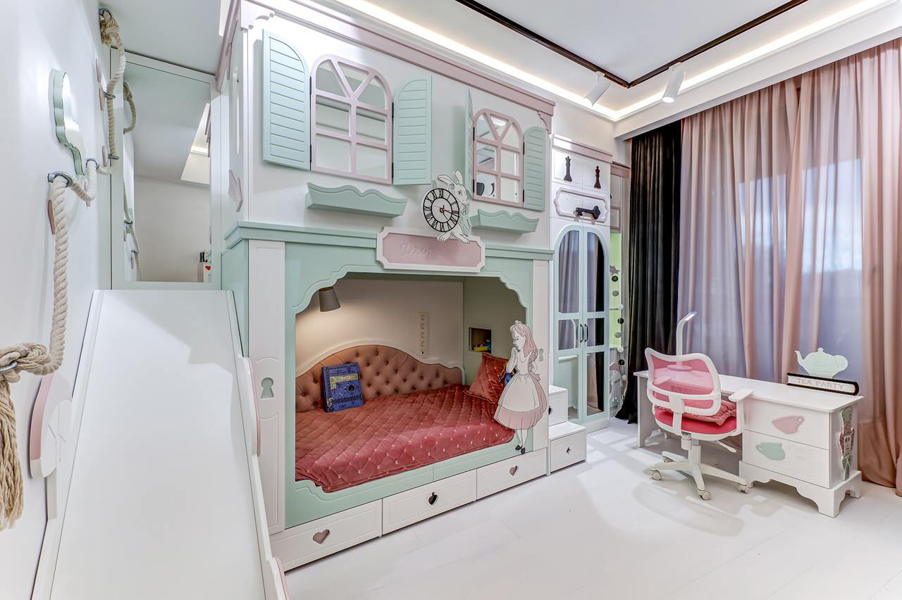 Дизайн-интерьер детской комнаты в стиле "Алиса в стране чудес"