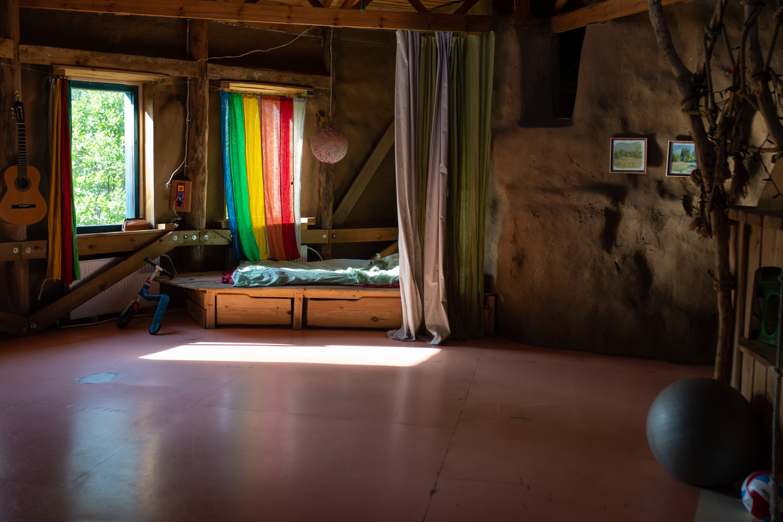 В гостях: Соломенный дом с русской печью