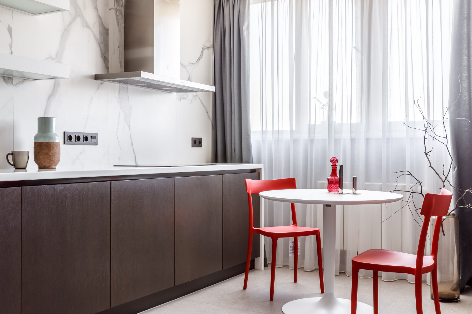 Houzz тур: Квартира для пары — любителей серого цвета и дерева