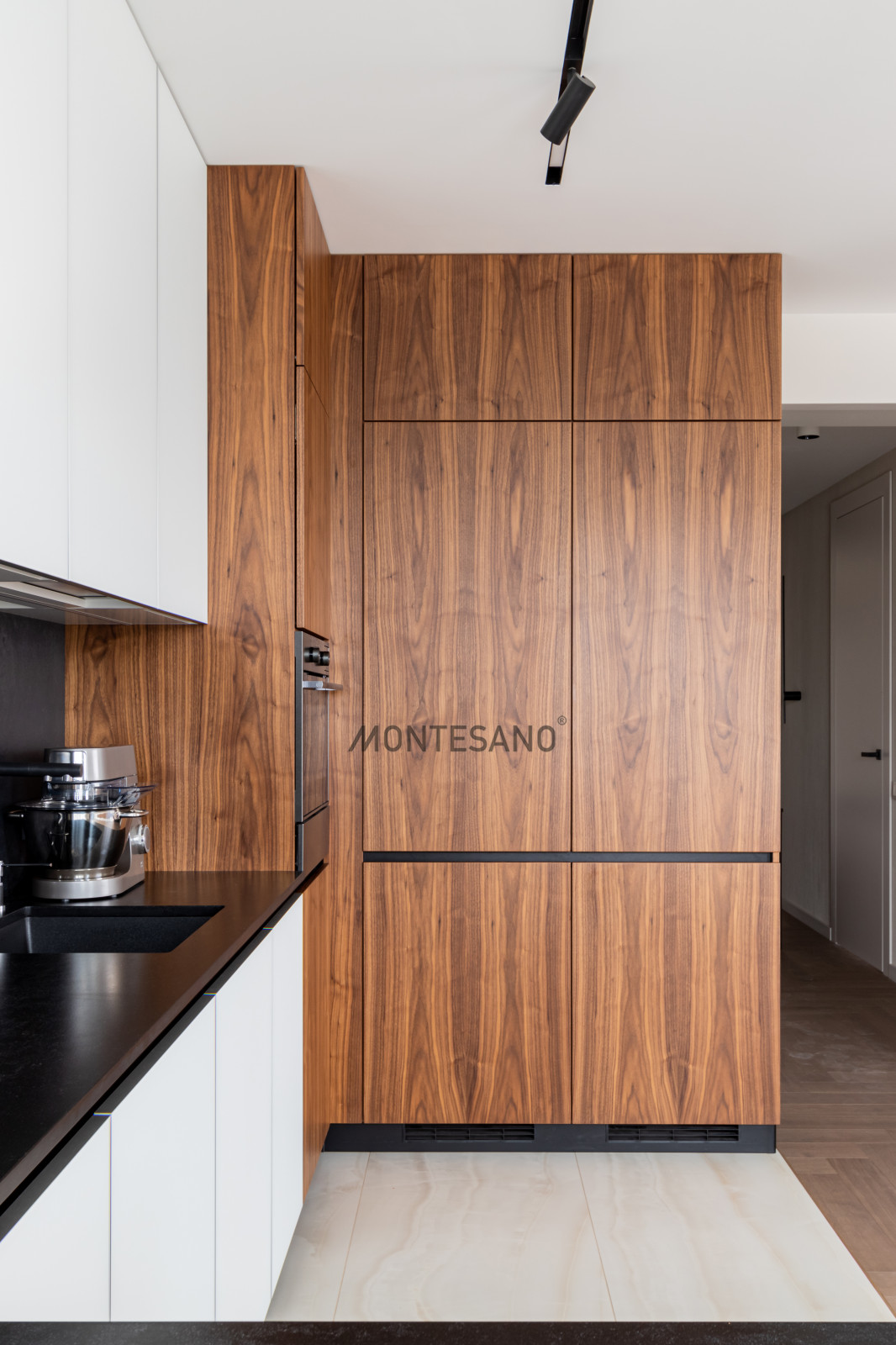 Обложка проекта: Кухня с выдвижной вытяжкой и фасадами из стекла