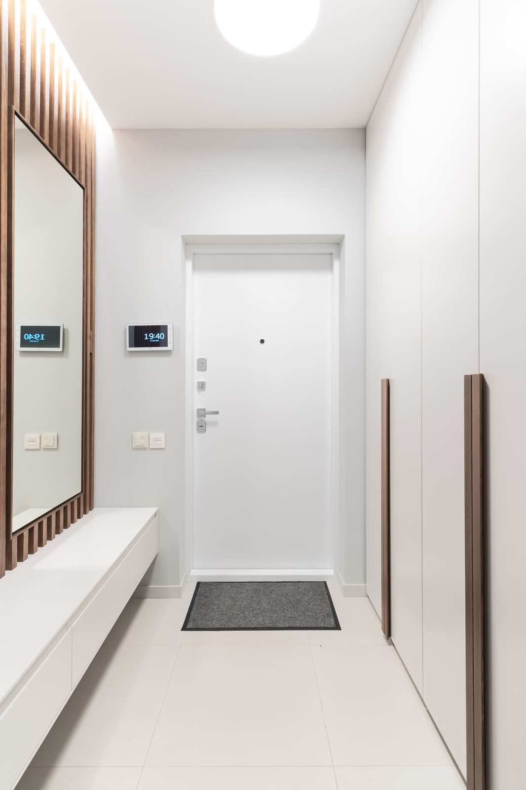 Белый холл с деревянными вставками