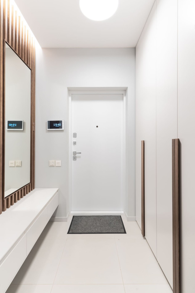 Белый холл с деревянными вставками