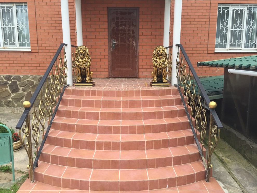 Скульптуры львов из бетона в золотом цвете в Щербинке