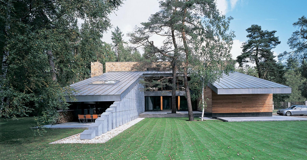 Дом в соснах у пруда