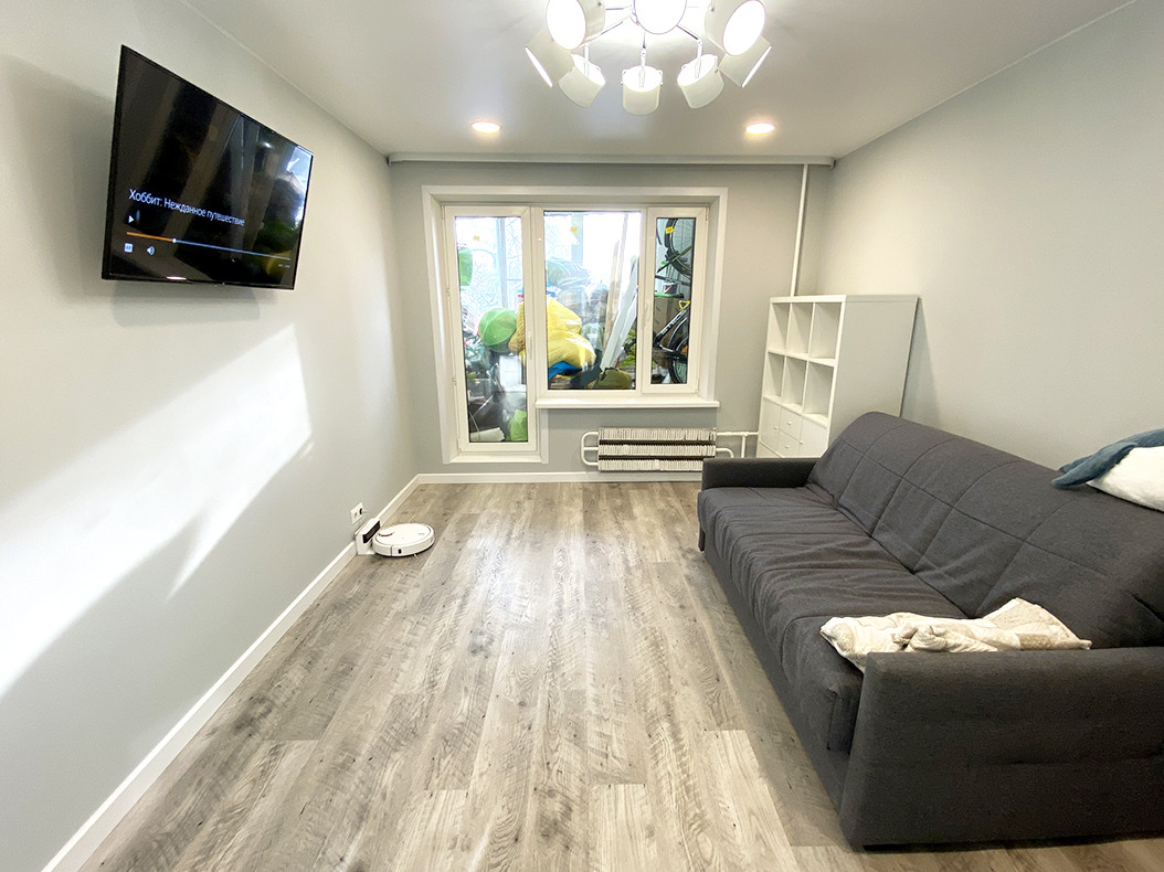 Гостиная с диваном и телевизором