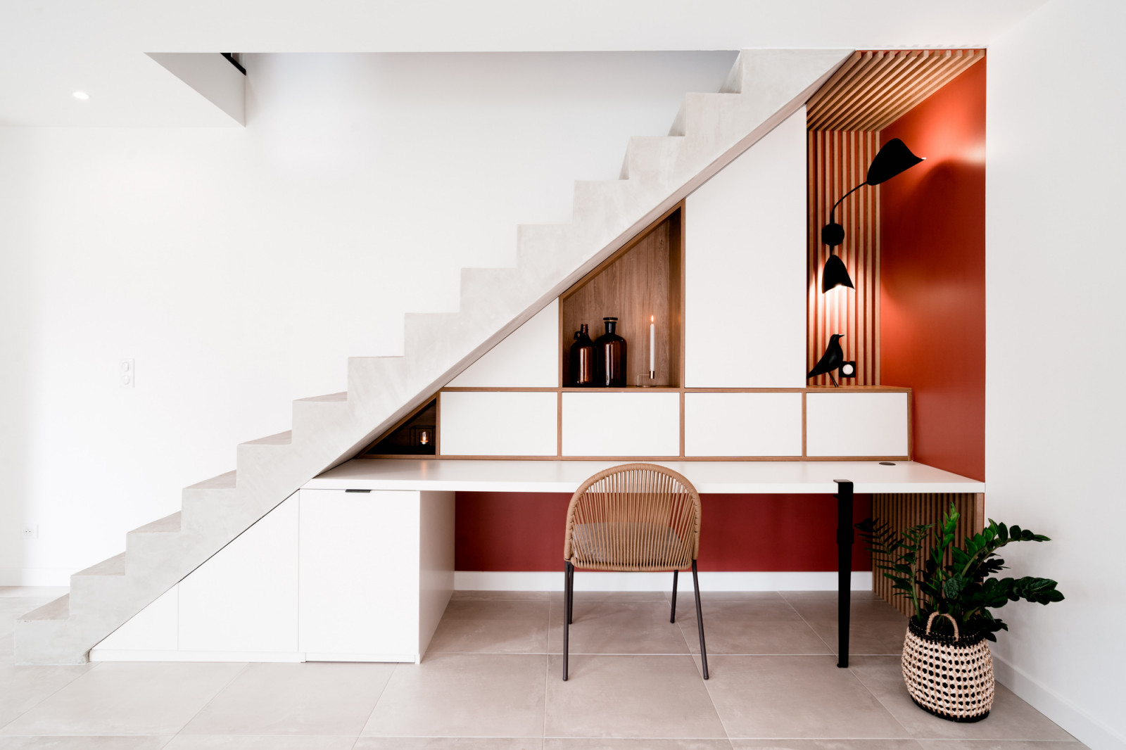 Место под лестницей: 4 проекта с остроумной планировкой