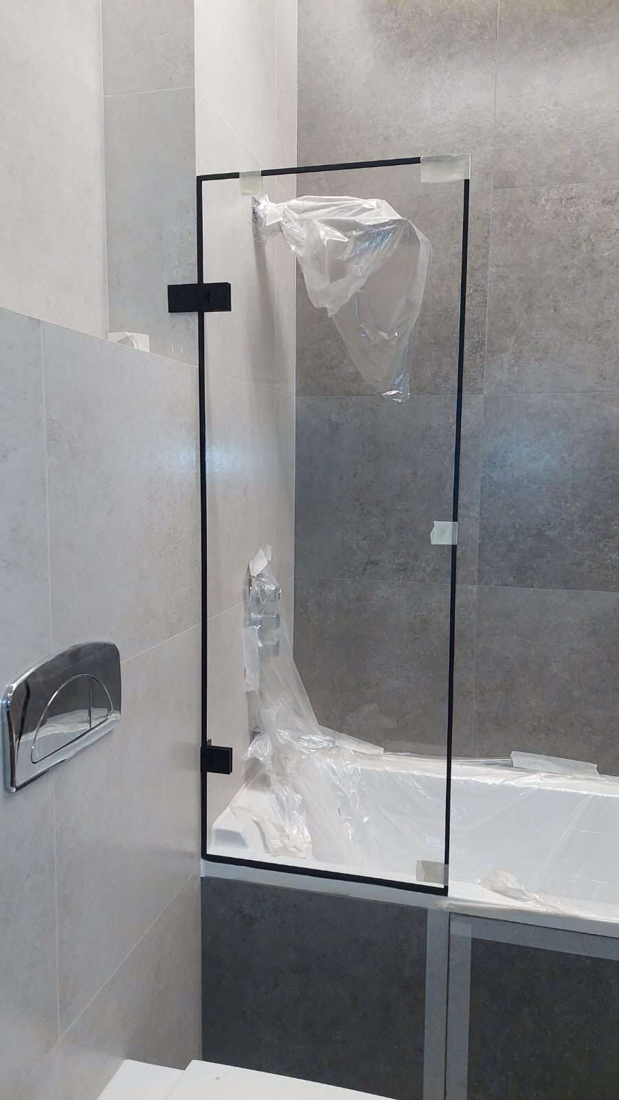 Стеклянная шторка для ванной