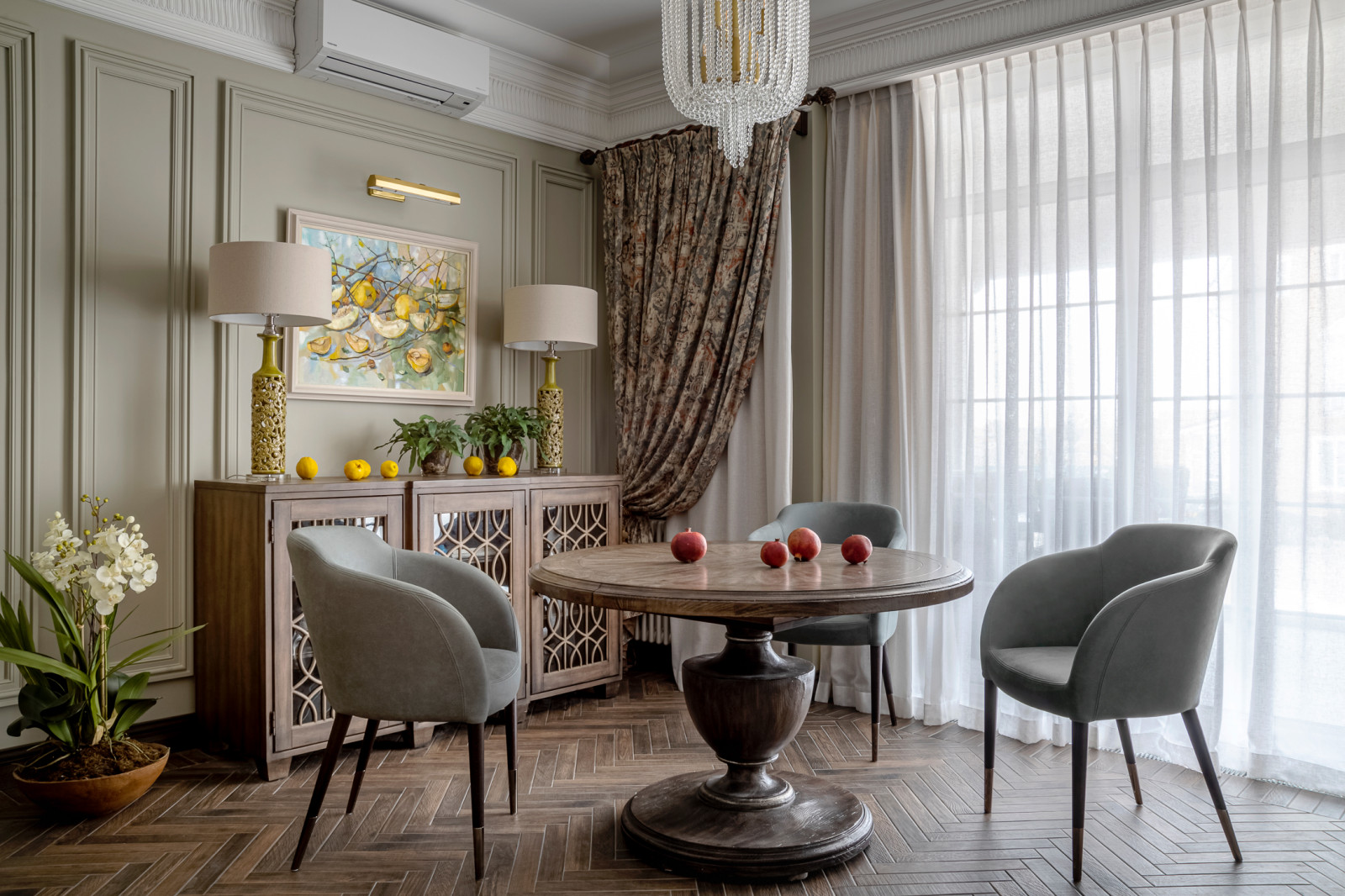 Houzz тур: Таунхаус с оливковой гостиной и чёрной детской