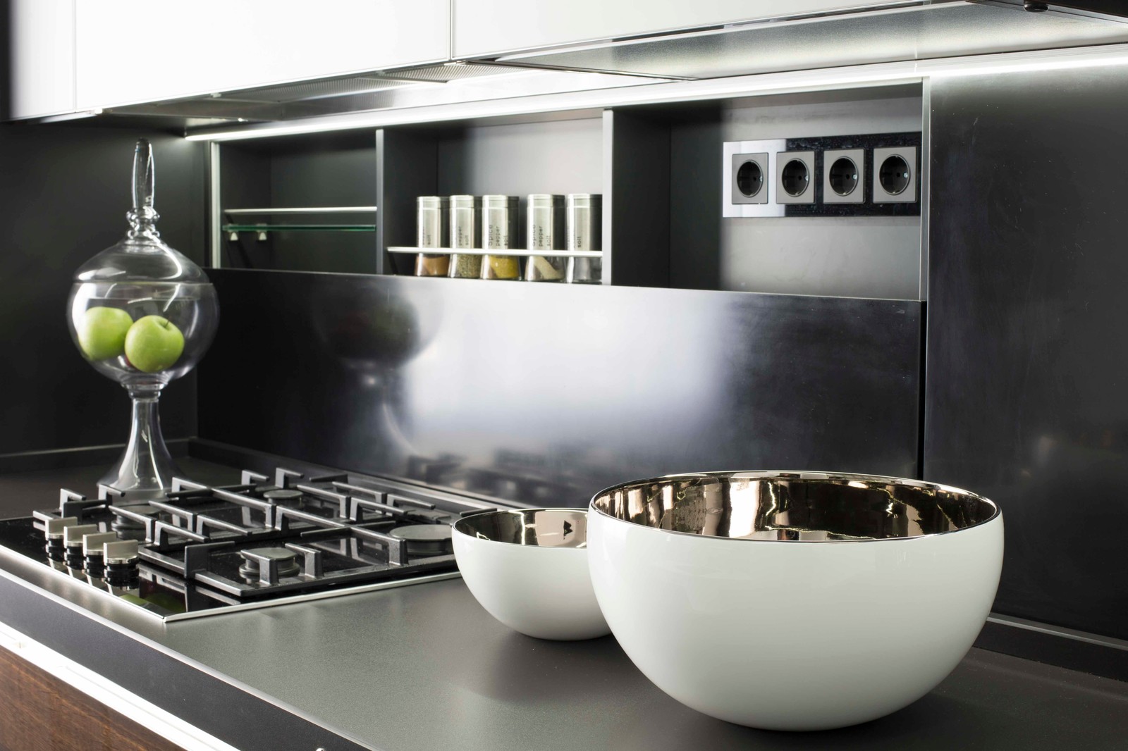 Кухня в темных тонах