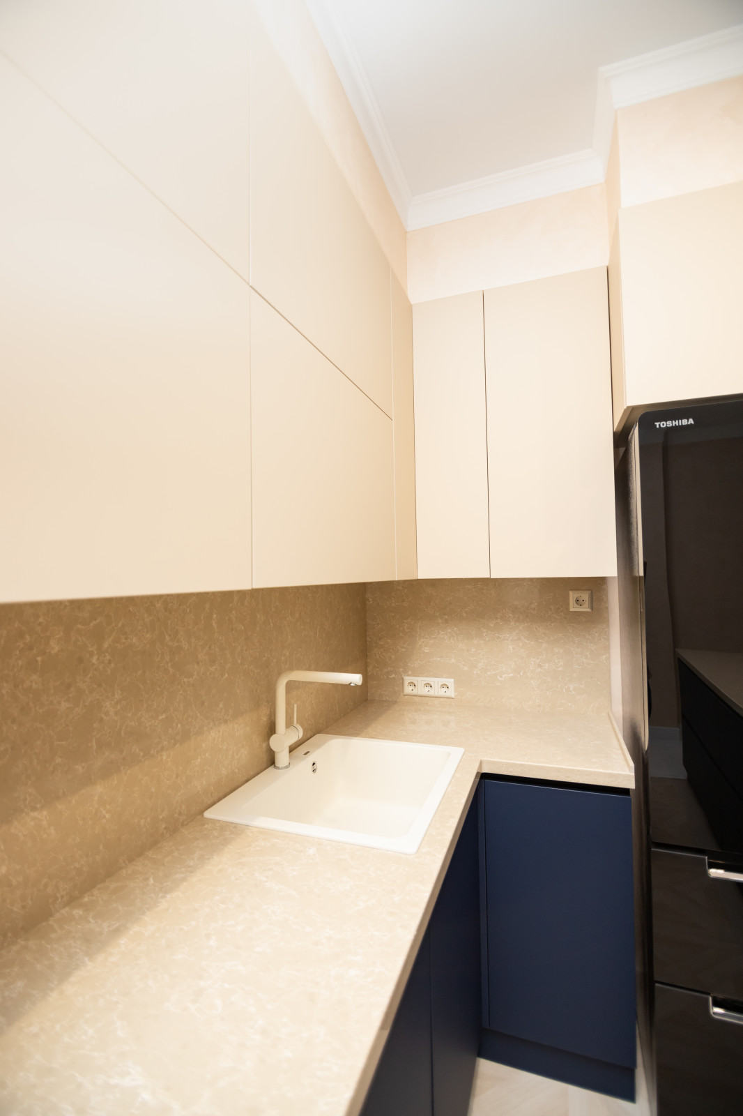 Бело-синяя кухня в современном стиле