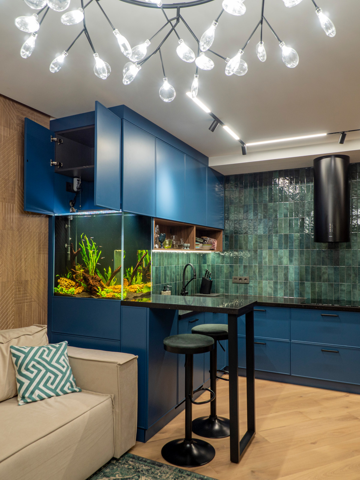 Кухня в современном стиле со встроенным аквариумом