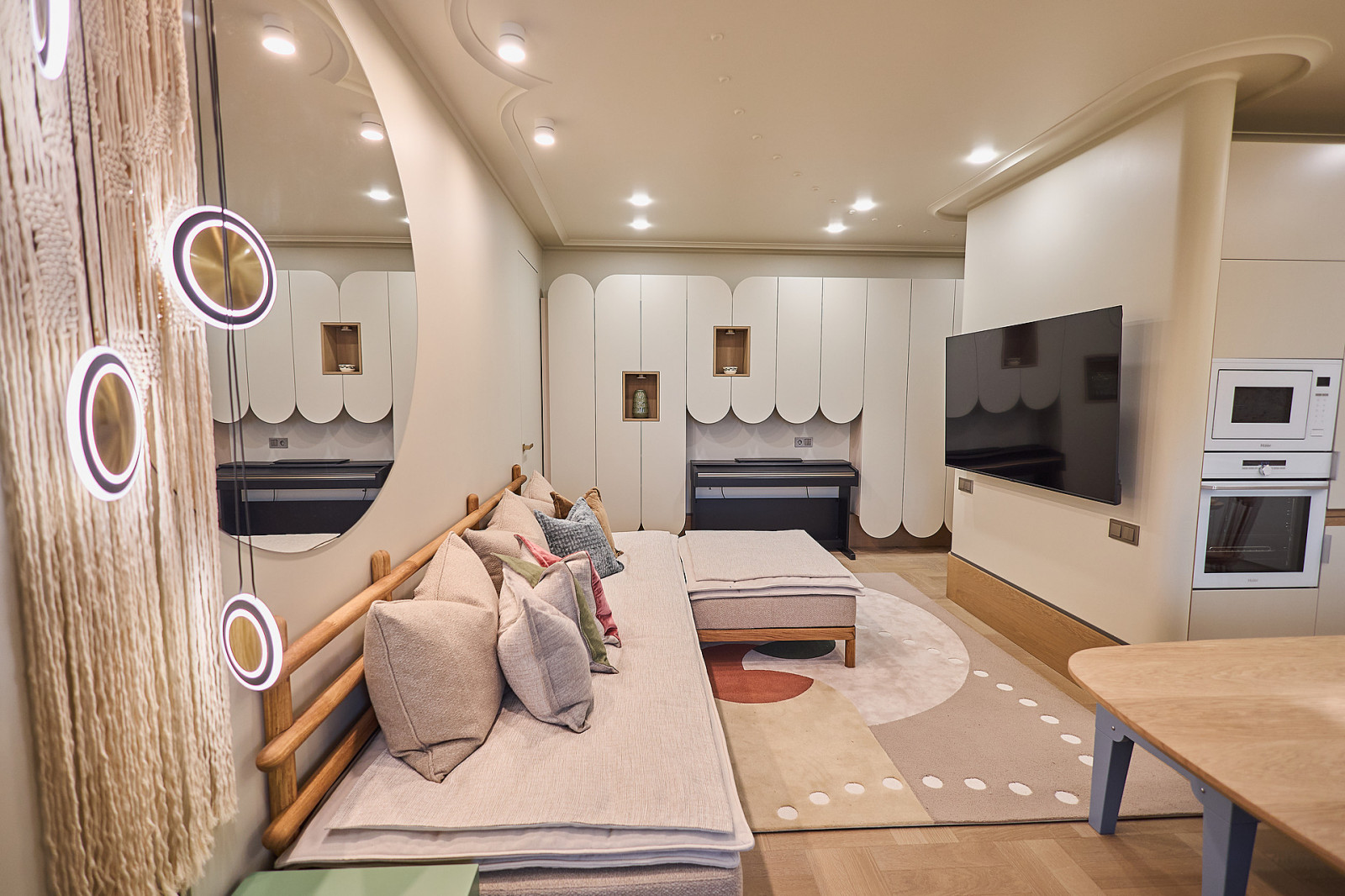 Кухня-столовая с завитком гюль