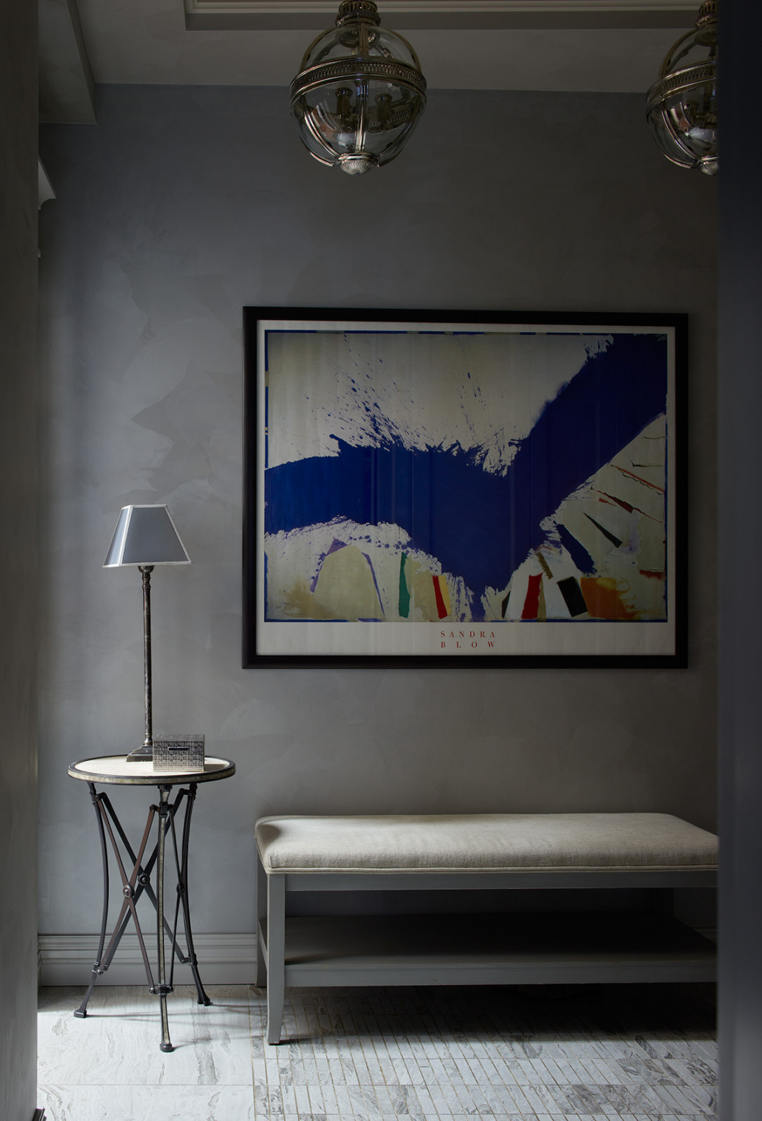 Серая цветовая палитра с яркими акцентами